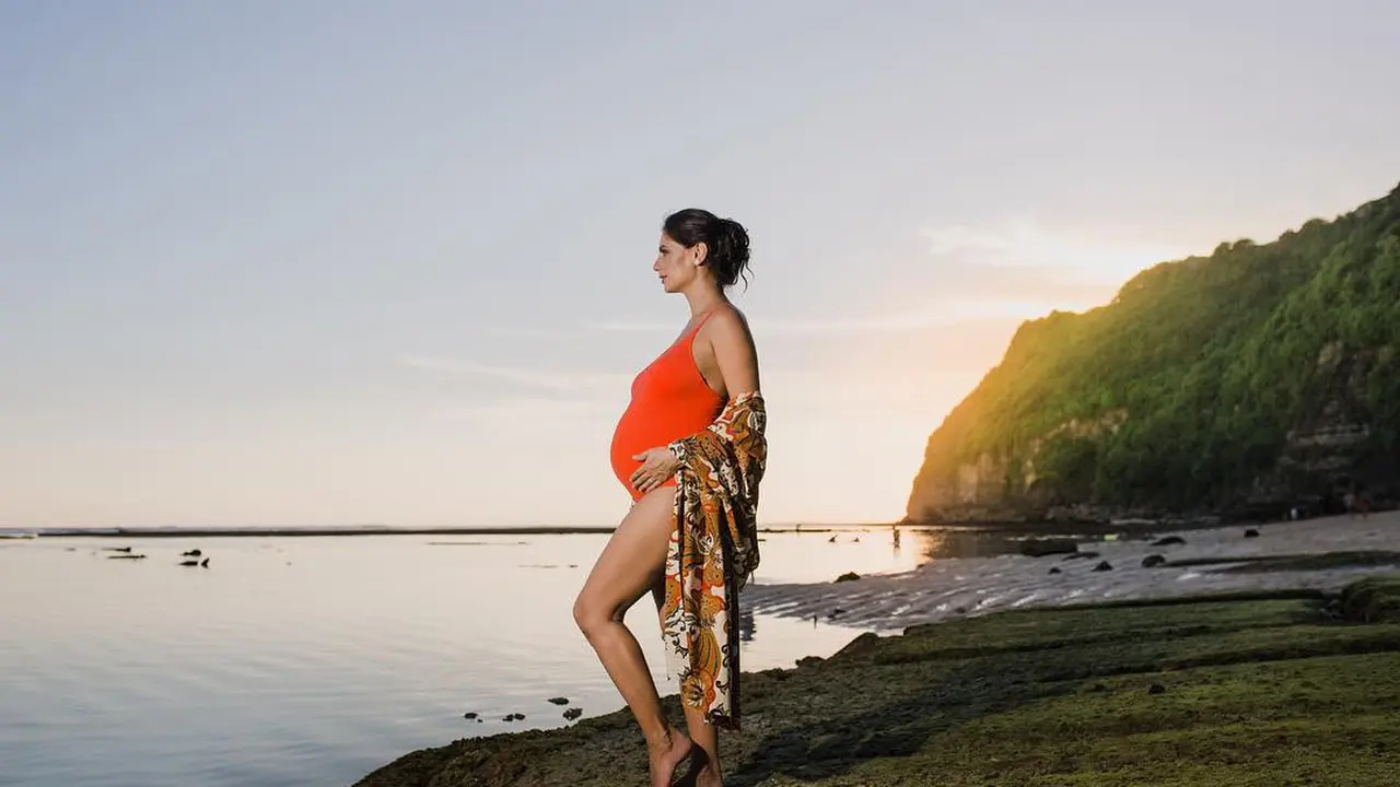 5 Seleb Ini Pamer Baby Bump Saat Pakai Baju Renang