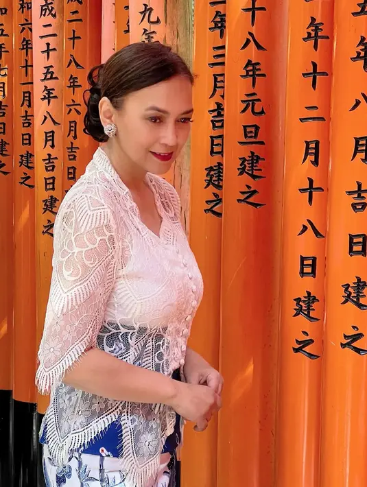Dalam kunjungan singkatnya ke kota ini, aktris senior tersebut memilih tampil berbeda: ia mengenakan kebaya khas Indonesia yang dipadukan dengan kain batik bermotif unik, motif "Geisha" yang sangat pas dikenakan di Negeri Sakura. [@irawbw].