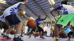 Peserta mengikuti seleksi Jr NBA Indonesia 2017 yang diselenggarakan Frisian Flag di Cilandak Sport Center, Jakarta, Sabtu (26/08). Sebanyak 64 peserta terpilih akan mengikuti National Training Camp. (Liputan6.com/Fery Pradolo)