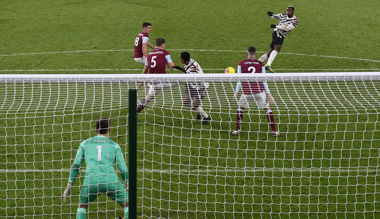 Paul Pogba menggunakan jersey tandang bermotif hitam-putih berhasil menjebol gawang Burnley dalam laga lanjutan Liga Inggris. (Foto: Clive Brunskill/Pool/AFP)