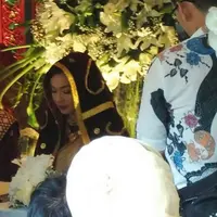 Logam mulia seberat 50 gram menjadi maskawin Dimas Aditya untuk menikahi Tika. Dalam acara akad nikah, keduanya menggunakan adat Minang. (liputan6.com)