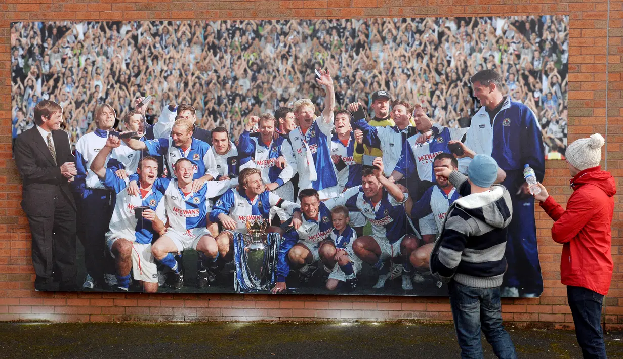 Mike Newell tampil luar biasa, sang pemain mencetak hat-trick dalam tempo 9 menit ketika Blackburn Rovers menang 4-1 atas Rosenborg pada Liga Champions 1995/1996. (AFP/Paul Ellis)