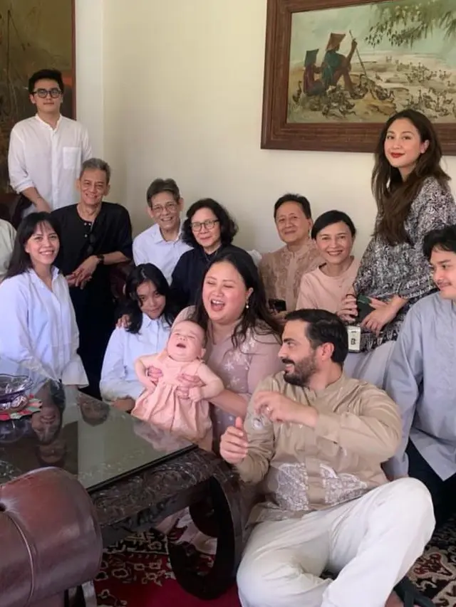 Gaya Artis Tanah Air Kenakan Baju Lebaran Warna Hitam yang Memberi Kesan Elegan.