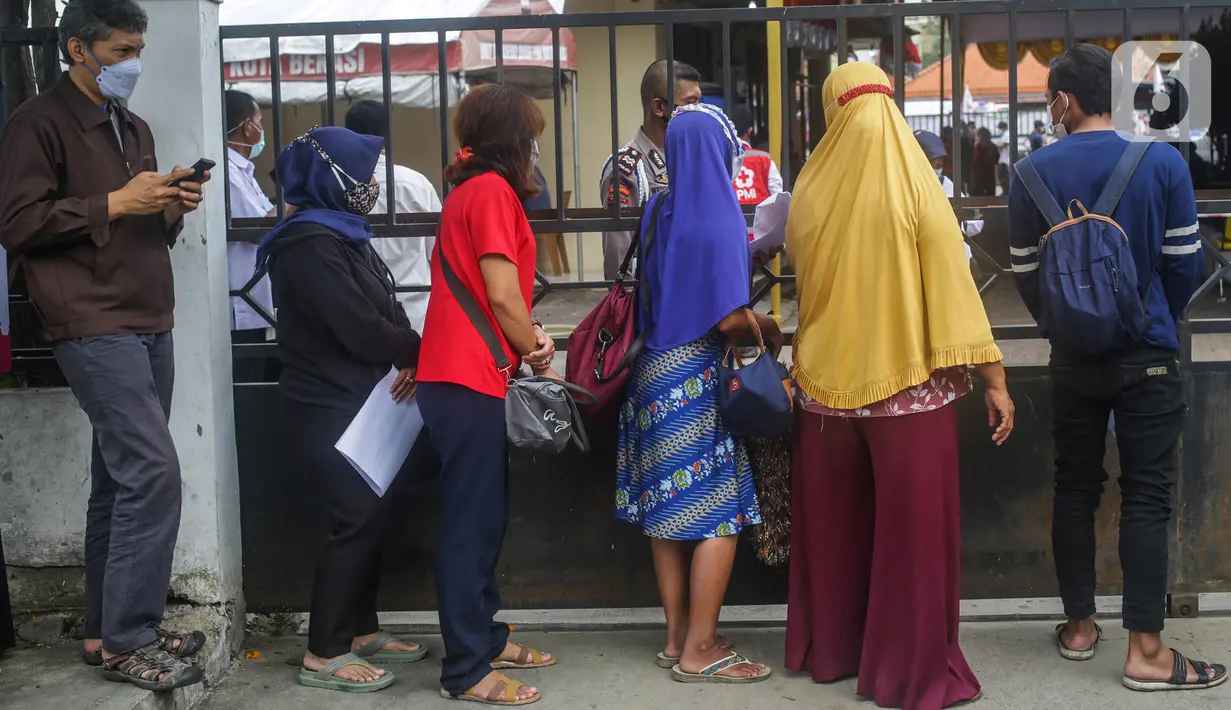 Warga menunggu mengikuti program vaksinasi massal Covid-19 di PMI Kota Bekasi, Jawa Barat, Sabtu (21/08/2021). Vaksin yang digunakan dalam vaksinasi massal tersebut yakni vaksin Astrazeneca. (Liputan6.com/Herman Zakharia)