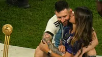 Pemain Argentina Lionel Messi dicium istrinya Antonela Roccuzzo usai mengalahkan Prancis pada pertandingan sepak bola final Piala Dunia 2022 di Stadion Lusail, Lusail, Qatar, 18 Desember 2022. Argentina menang 4-2 atas Prancis melalui drama adu penalti setelah pertandingan berakhir imbang 3-3. (AP Photo/Francisco Seco)