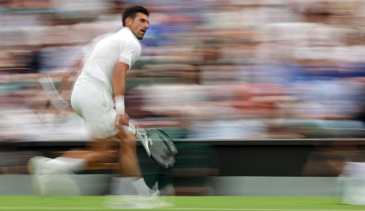 Sempat kembali mendapatkan tekanan, Dojokovic kali ini berhasil memenangkan set ketiga. Kali ini petenis dengan julukan The Djoker tersebut mampu unggul dengan skor 6-3. (AFP/Adrian Dennis)