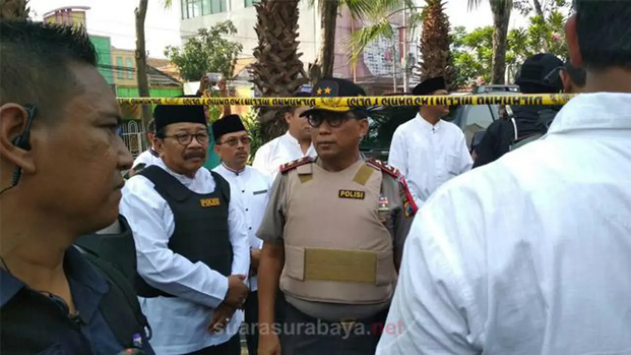 Gubernur Jawa Timur Soekarwo di TKP Bom Gereja Surabaya