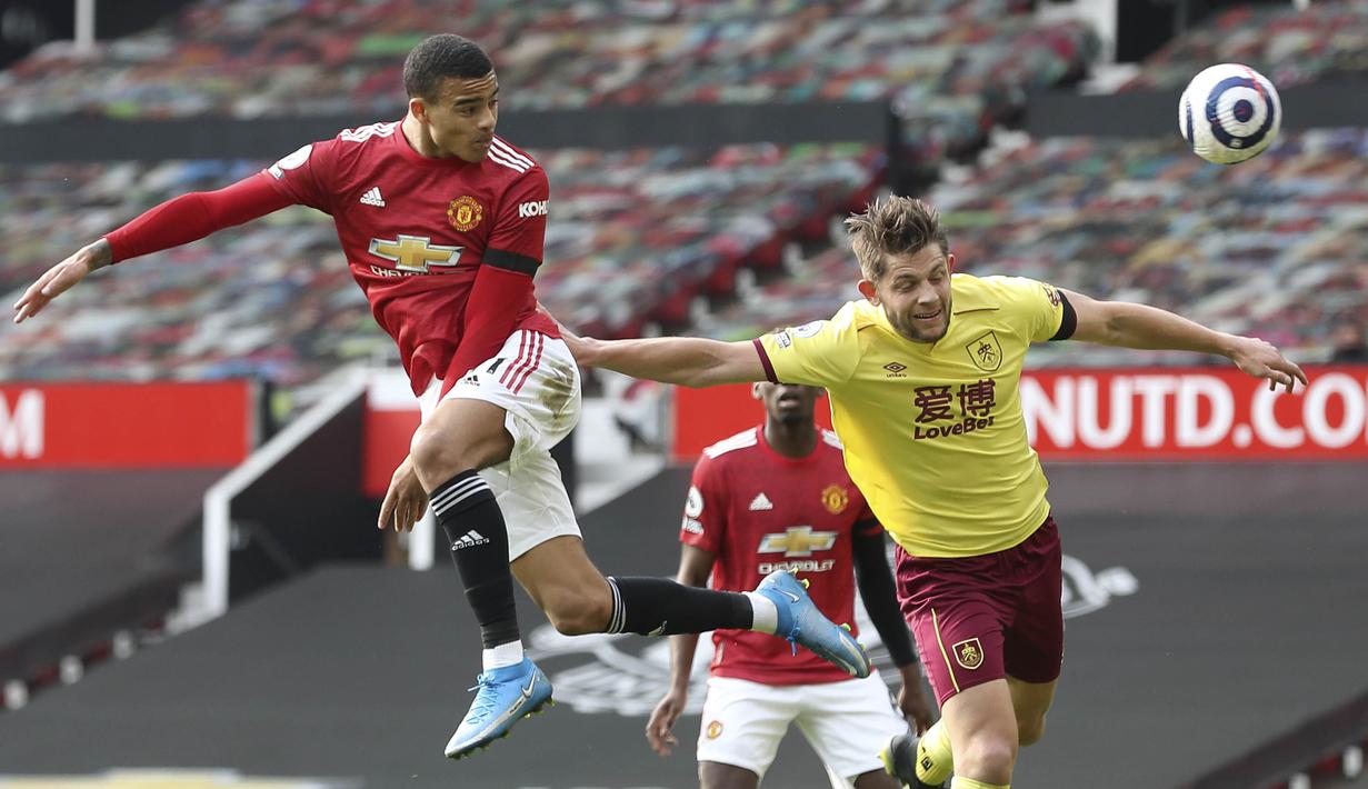 Striker Manchester United, Mason Greenwood, menyundul bola saat melawan Burnley pada laga Liga Inggris di Stadion Old Trafford, Minggu (18/4/2021). MU menang 3-1 Burnley. (Martin Rickett/Pool via AP)