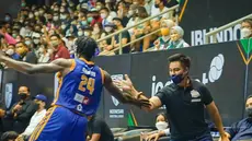 Baim Wong menjabat Presiden Klub Satria Muda Pertamina. Suami Paula Verhoeven kini sedang bungah lantaran klubnya mempertahankan tradisi jadi finalis dalam laga IBL 2022. Kabar bahagia ini diumumkan Baim Wong sembari mengunggah sejumlah foto lewat akun Instagram terverifikasinya, Senin (22/8/2022). Seperti apa ekspresi bangganya? (Foto: Dok. Instagram @baimwong)