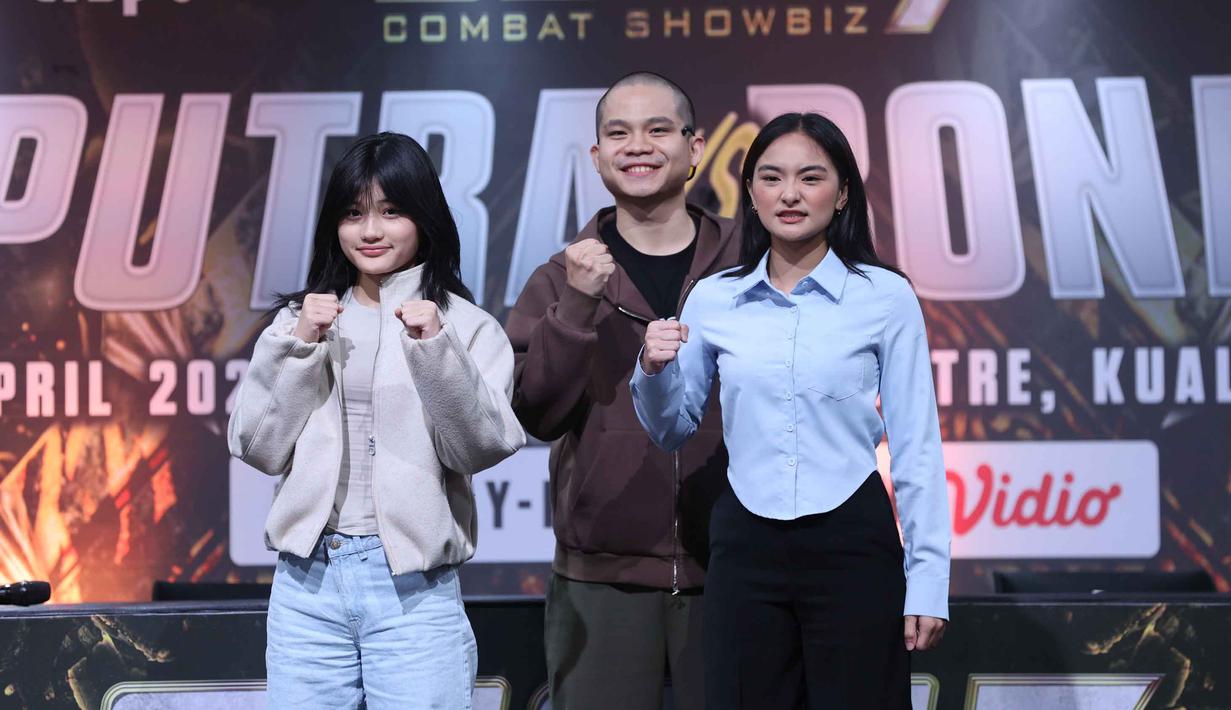 Presiden Byon, Yoshua Marcellos Muliardo (tengah) bersama Winona Karamoy (kiri) dan Emmabel Cassandra Eddyvicter, petarung yang akan bertanding di Byon Combat Showbiz Vol.7, saat Press Conference Pertama Byon Combat Showbiz Vol.7 di SCTV Tower, Jakarta, Kamis (12/3/2026). (Bola.com/M Iqbal Ichsan)