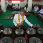 Para abdi dalem wiyaga sedang memukul gamelan Kiai Guntur Madu di Bangsal Pradonggo Masjid Agung Surakarta, Sabtu (2/11).(Liputan6.com/Fajr Abrori)