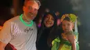 Menetap di Amerika Serikat, ia tak ketinggalan melakukan pesta kostum bareng anak dan suami. [Instagram @raazharita]