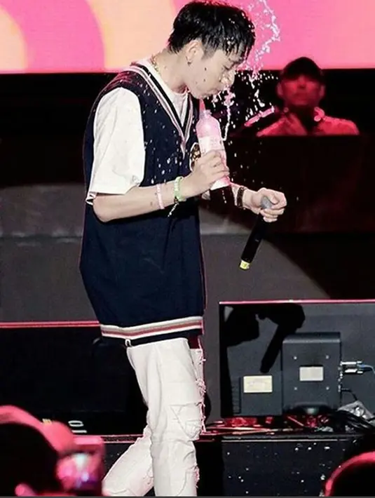 Zico atau Woo Ji Ho adalah penyanyi rap asal Korea Selatan yang juga leader boyband Block B, dan Seolhyun atau Kim Seolhyun ialah seorang penyanyi dan aktris yang terkenal sebagai penari utama dari girlband Korea Selatan AOA. (Instagram/Woozico)
