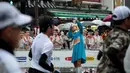 Seorang peserta berselfie saat mengikuti ajang Tokyo Marathon 2019 di Jepang, Minggu (3/3). Sebagian peserta tampil dengan mengenakan kostum unik seperti tokoh kartun. (AFP Photo/Behrouz Mehri)