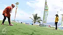 Atlet dan wisatawan bermain olahraga gateball di Pantai Talise, Palu, Sulteng, Selasa (8/3). Event olahraga itu diadakan untuk memeriahkan acara melihat Gerhana Matahari Total bersama yang akan diadakan Rabu (9/3) besok. (Liputan6.com/Immanuel Antonius)