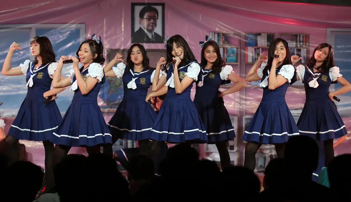 Acara penutupan kegiatan JKT48 sekaligus digunakan sebagai acara penyerahan hasil donasi yang telah terkumpul. Acara penutupan kegiatan JKT48 di Theater, Fx Sudirman, Jakarta Selatan, Kamis (22/6/2017). (Deki Prayoga/Bintang.com)