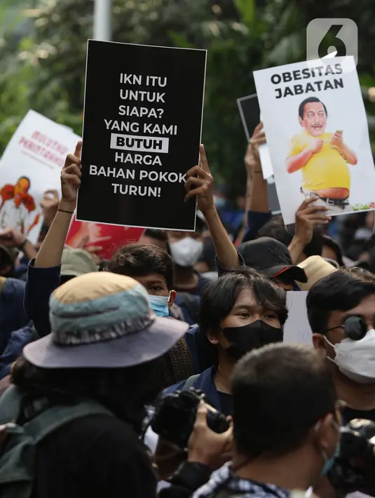 Aliansi Mahasiswa dari berbagai universitas melakukan aksi jalan kaki menuju Gedung MPR/DPR/DPD untuk menyuarakan aspirasi, Senin (11/4/2022). Dalam aksinya, mereka menuntut penurunan harga bahan pangan, menolak isu perpanjangan masa jabatan Presiden. (Liputan6.com/Helmi Fithriansyah)