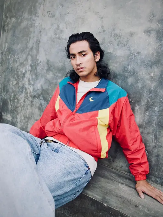 Abidzar Al Ghifari pemeran yang sedang menjadi perbincangan belum lama ini. Ya, Abidzar merupakan anak kedua Umi Pipik dan mendiang Ustaz Jefri Al Buchori.  Tidak hanya memiliki paras tampan, tapi juga bisa menirukan suara ayahnya saat  berdakwah. [Instagram/abidzar73]