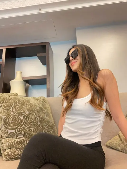 Mengenakan busana putih dan celana hitam, Cleantha Islan terlihat seksi dengan rambut panjangnya yang diterurai. Ia sendiri selalu tampil anggun dengan rambut berwarna cokelat. (Instagram/cleanthaislan)