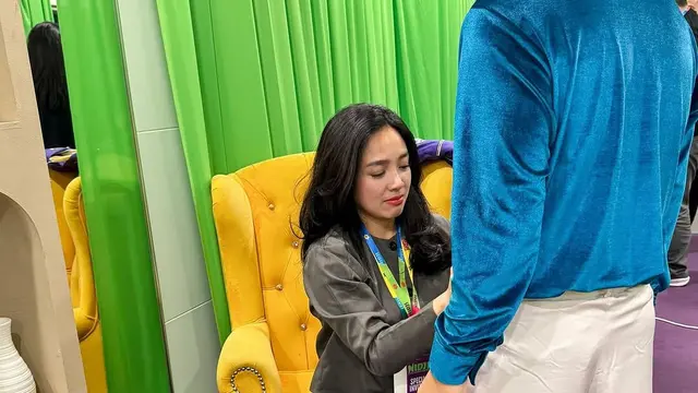 Potret Dea Ananda Temani Ariel Nidji saat Manggung. (instagram/dea_ananda)