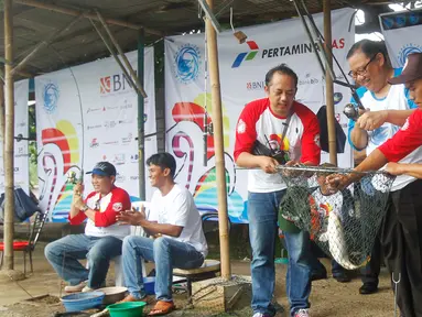Menteri Koperasi dan UKM, AA Gede Ngurah Puspayoga (kedua kanan) melakukan lemparan pertama memancing saat perayaan HUT Jojoners ke-2 di Pemancingan Puspita, Jakarta, Sabtu (23/16/2016). Sejumlah jurnalis antusias mengikuti acara tersebut. (Dok.Jojoner)