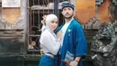 Kehidupan rumah tangga pasangan selebriti ini memang jauh dari sorotan publik. Sudah 7 tahun hidup bersama, Aryani Fitriana dan Donny Michael memang selalu romantis. Kali ini tampil kompak mengenakan baju adat Bali bernuansa biru dan putih. (Liputan6.com/IG/@aryanifitriana24)