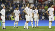 Para pemain Inggris terlihat sedih usai kalah dari Spanyol di Stadion Jose Rico Perez, Spanyol, Sabtu(14/11/2015) dini hari WIB. (Action Images via Reuters/Carl Recine)