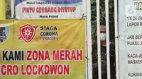 Seorang warga terlihat di kawasan yang menerapkan lockdown skala mikro akibat warga terpapar COVID-19 di RW 03, Kelurahan Gandasari, Kecamatan Jatiuwung, Kota Tangerang, Rabu (9/6/2021). (Liputan6.com/Angga Yuniar)