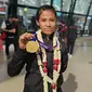Amellya Nur Sifa memamerkan medali emas Asian Games 2023 yang didapatnya di Hangzhou (Liputan6.com)