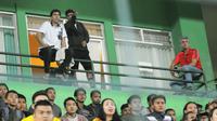 Tim pelatih Arema FC, Milan Petrovic, Joko Susilo, dan Dusan Momcilovic hadir di tribune media saat laga Perseru Serui kontra Sriwijaya FC di Stadion Gajayana, Minggu (27/5/2018) malam. (Bola.com/Iwan Setiawan)