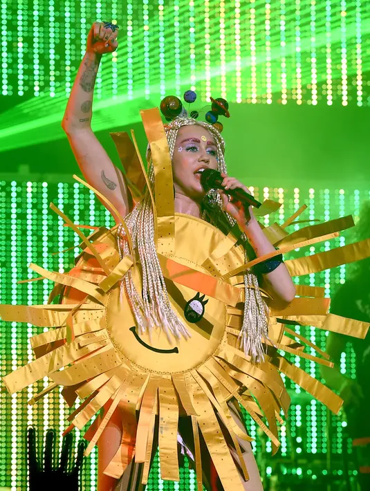 Dalam kata-kata yang diucapkan dalam videonya itu, Miley sempat terhenti berkata lantaran tak kuasa menahan sedihnya. Namun ia tetap melanjutkan video beserta kekecewaan dan harapan untuk ke depannya. (AFP/Bintang.com)
