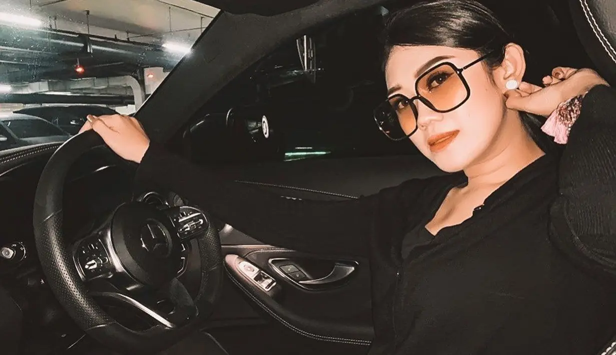 Elizabeth Caroline Mendeng atau akrab disapa Oline Mendeng, aktris sekaligus pembawa acara yang kariernya meroket karena bintang sitkom OB. Ya, Oline memerankan karakter Susi sebagai OB. Biasa terlihat sebagai OB, nyatanya gaya Oline di kehidupan nyata sangat berbeda karena kerap tampil glamor. (Liputan6.com/IG/olinemendeng)