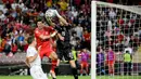 Pemain Swiss Steven Zuber (kiri) berebut bola dengan kiper Spanyol Unai Simon (kanan) pada pertandingan sepak bola UEFA Nations League di Stadion Stade de Geneve, Jenewa, Swiss, 9 Juni 2022. Spanyol menang 1-0. (Jean-Christophe Bott/Keystone via AP)