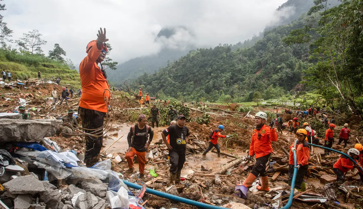 Tim SAR Gabungan mencari korban tanah longsor di Desa Kasimpar, Kecamatan Petungkriyono, Kabupaten Pekalongan, Jawa Tengah, Rabu (22/1/2025). (DEVI RAHMAN/AFP)