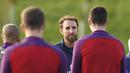 Pelatih sementara timnas Inggris, Gareth Southgate (tengah) saat berbincang dengan para pemain pada sesi latihan persiapan melawan Malta di St George's Park,  Burton-upon-Trent, (4/10/2016). AFP/Paul Ellis)