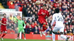 Pemain Liverpool Roberto Firmino melompat untuk menyundul bola saat melawan Brentford pada pertandingan sepak bola Liga Inggris di Anfield, Liverpool, Inggris, 16 Januari 2022. Liverpool menang 3-0. (AP Photo/Jon Super)