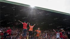 The Jakmania melepas kerinduan menonton Persija Jakarta berlaga di Ibu kota dengan mendukung Macan Kemayoran saat uji coba melawan Barito Putera di Stadion Bea Cukai, Jakarta Timur, Selasa (5/4/2016). (Bola.com/Vitalis Yogi Trisna)