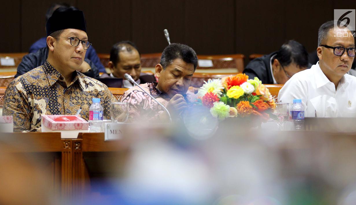 Menteri Agama Lukman Hakim Saifuddin (kiri) dan Menteri Sosial Agus Gumiwang Kartasasmita (kanan) saat mengikuti rapat kerja bersama Komisi VIII DPR terkait RKA K/L Tahun 2019 di Jakarta, Rabu (24/10). (Liputan6.com/JohanTallo)
