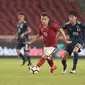 Pemain Timnas Indonesia U-19, Egy Maulana Vikri melewati pemain Jepang U-19 di Stadion Utama GBK, (24/3/2018). Indonesia U-19 Kalah 1-4. (Bola.com/Nicklas Hanoatubun)