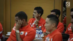 Penyerang Persija, Bambang Pamungkas saat hadir di Balaikota, Jakarta, Rabu (19/7). Gubernur DKI Jakarta Djarot Saifulah berharap Persija mendapat pengalaman yang berharga saat berhadapan dengan Espanyol. (Liputan6.com/Faizal Fanani)