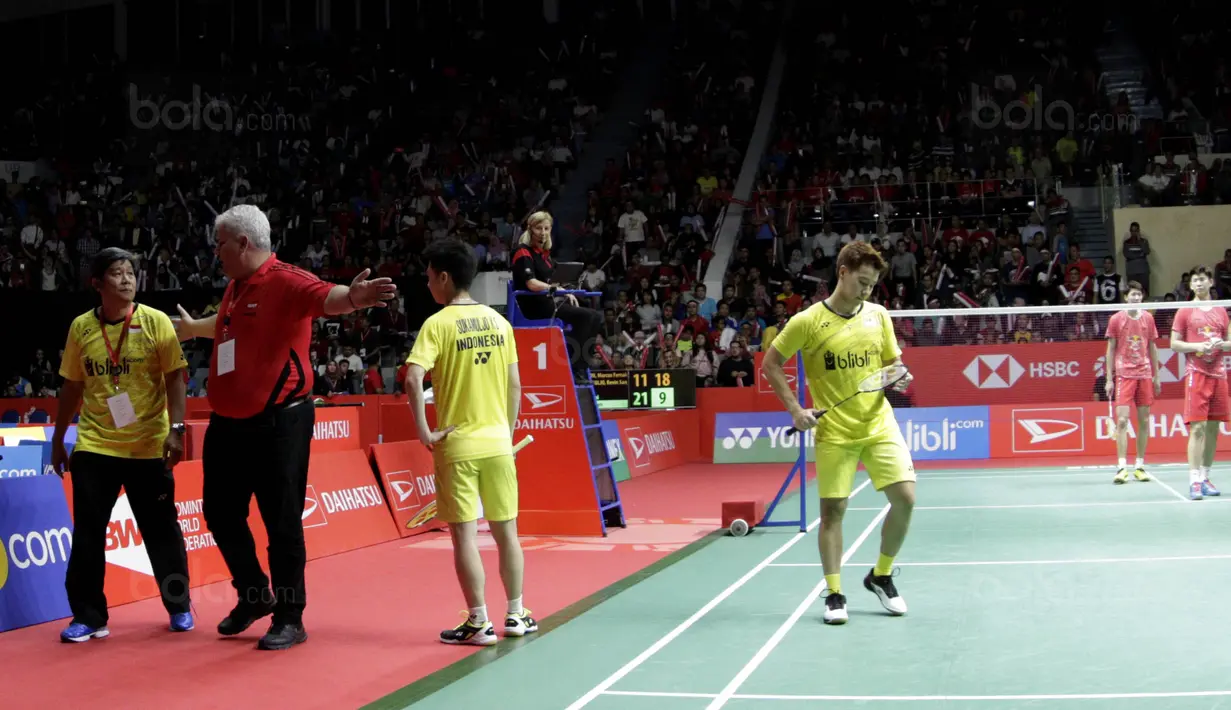 Ganda putra Indonesia, Kevin Sanjaya/Marcus Gideon, protes kepada wasit pada laga Indonesia Masters 2018 di Istora Senayan, Minggu (28/1/2018). Kevin /Marcus menang 11-21, 21-10, dan 21-16. (Bola.com/M Iqbal Ichsan)