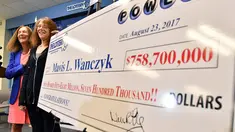 Seorang wanita bernama Mavis Wanczyk berdiri didekat plang kemenangannya saat konferensi pers di Braintree, AS (24/8). Mavis Wanczyk memenangkan hadiah lotre Powerball sebesar 758 juta dolar AS atau hampir Rp 10 triliun. (AP Photo/Steven Senne)