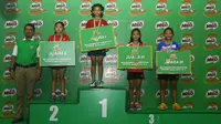 Evelin (tengah) rebut juara di Sirnas Milo Badminton Competition Malang (istimewa)