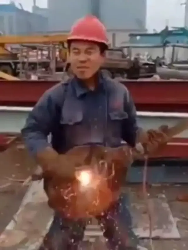 6 Tingkah Kuli Bangunan Bak Musisi Ini Bikin Ketawa Lepas