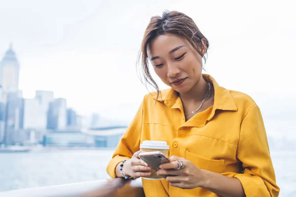 perempuan baju kuning bekerja tersenyum