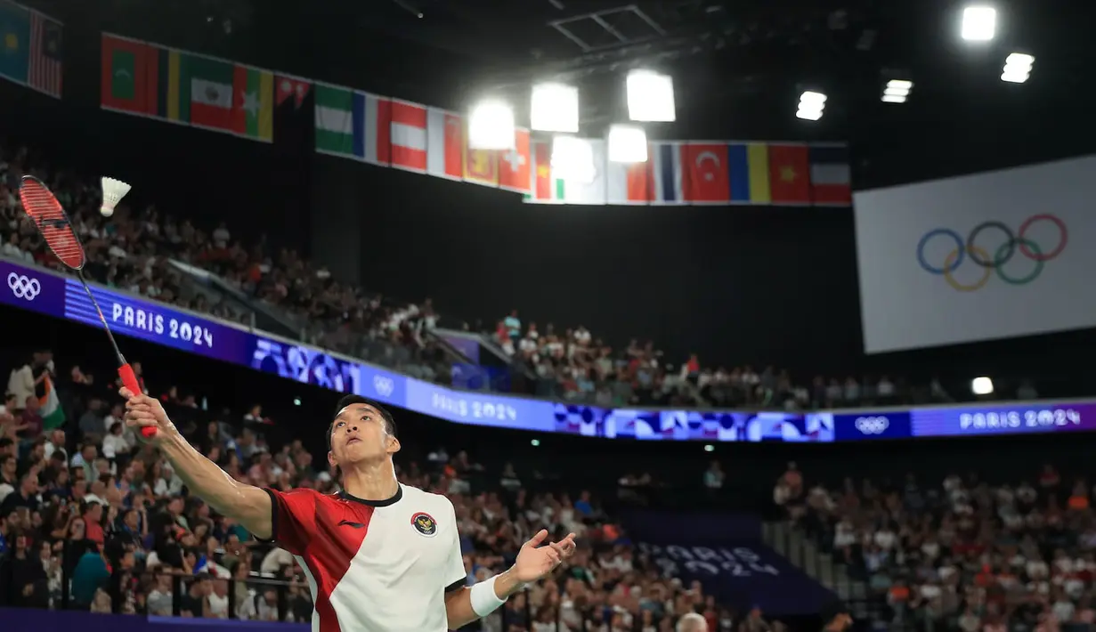 Pebulu tangkis tunggal putra Indonesia, Jonatan Christie berusaha mengembalikan kok ke arah wakil Belgia, Julien Carraggi pada laga Grup L cabang olahraga bulu tangkis Olimpiade Paris 2024 di Porte de la Chapelle Arena, Paris, Prancis, Sabtu (27/07/2024). (Dok. NOC Indonesia/Naif Muhammad Al'as)