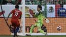 Eduardo Vargas menaklukkan kiper Meksiko saat mencetak gol dalam perempat final Copa America Centenario 2016 di Stadion Levis, Santa Clara, AS, Minggu (19/6/2016). (AFP/Omar Torres)