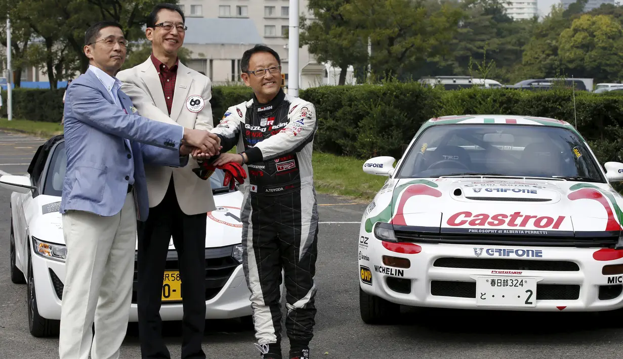 Para petinggi dari Honda,Toyota dan Nissan bersalaman selama acara promosi Tokyo motor Show di Jepang, Sabtu (24/10/2015).  Nantinya lebih dari 76 merk mobil ternama akan hadir dalam pagelaran ini. (REUTERS/Toru Hanai)