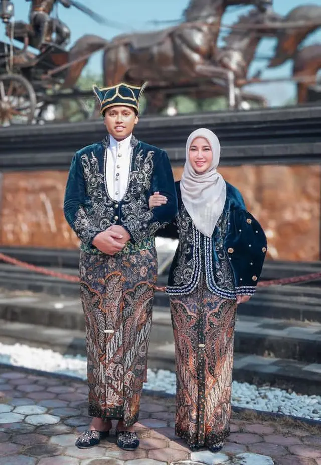 Sama-sama jadi istri pejabat, ini 6 beda gaya Arumi Bachsin dan Chacha Frederica kenakan kebaya