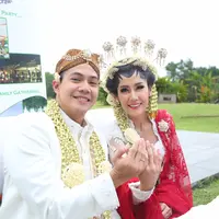 "Tadi sempat hujan kan. Ya nggak apa-apa (batal akad nikah di area terbuka), hujan berkah sih," ujar Ardina Rasti usai ijab kabul. (Daniel Kampua/Bintang.com)